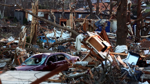 Tempestades e tornados atingiram a região Meio-Oeste do Estados Unidos neste domingo (17), causando a morte de pelos menos seis pessoas e deixando dezenas de feridos. Os tornados provocaram vários danos em Peoria e outras cidades do Estado de Illinois Tempestades e tornados atingiram a região Meio-Oeste do Estados Unidos neste domingo (17), causando a morte de pelos menos seis pessoas e deixando dezenas de feridos. Os tornados provocaram vários danos em Peoria e outras cidades do Estado de Illinois