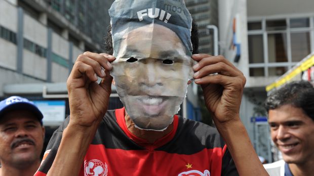 Torcedor ironiza saída de Ronaldinho Gaúcho do Flamengo