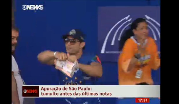 Torcedor rasga os votos na apuração Torcedor rasga os votos na apuração