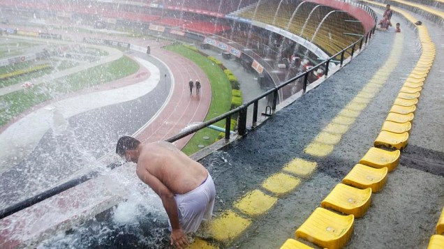Torcedor nada na arquibancada do Estádio do Morumbi, em São Paulo, antes da partida deste domingo, entre São Paulo e Palmeiras, que foi atrasada pela forte chuva que caiu à tarde