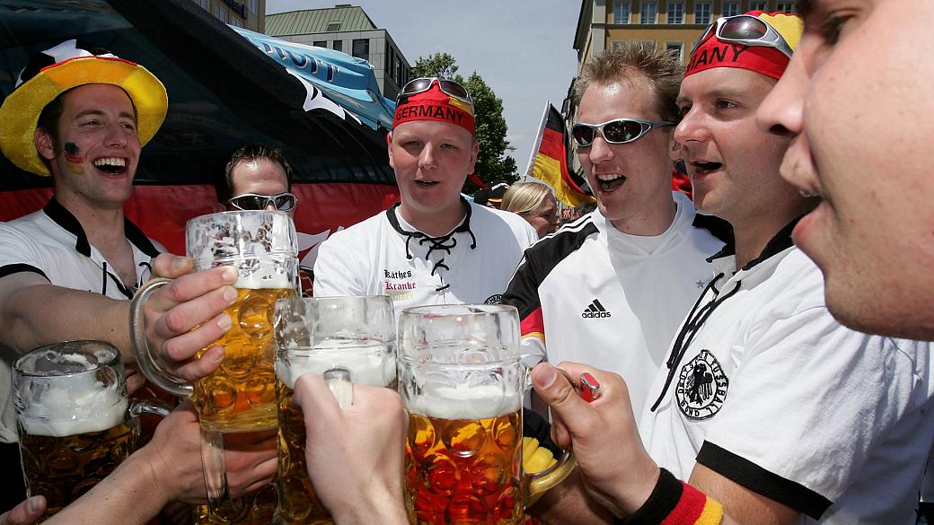 Torcedores da Alemanha antes da estreia de sua seleção na Copa de 2006: marca de cerveja local, só fora dos estádios