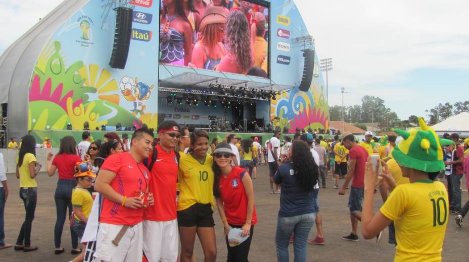 Torcedores coreanos tiram fotos com brasileira na Fan Fest Fifa em Cuiabá