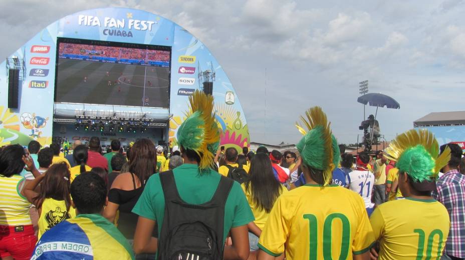 Torcedores da seleção brasileira assistem partida contra o México na Fan Fest em Cuiabá