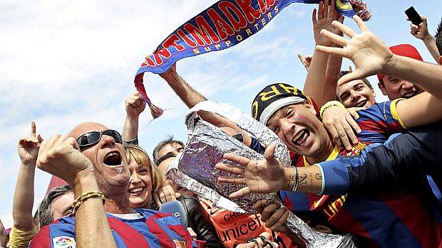 Torcedores do Barcelona fazem festa antes de entrar no Estádio Mestalla, em Valência