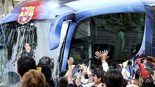 Torcedores do Barcelona recepcionam o time na chegada ao hotel, em Valência