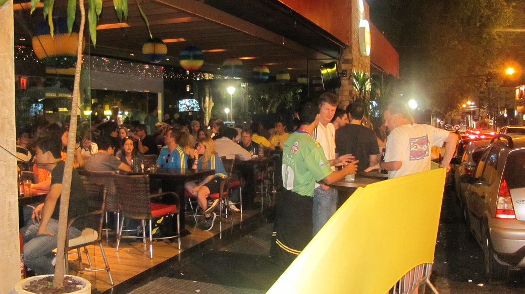 Torcedores estrangeiros se unem em bar no centro de Cuiabá