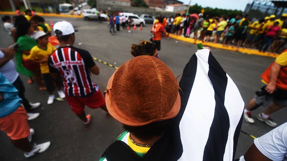 Torcedores aguardam pela chegada da seleção brasileira no Castelão, em Fortaleza