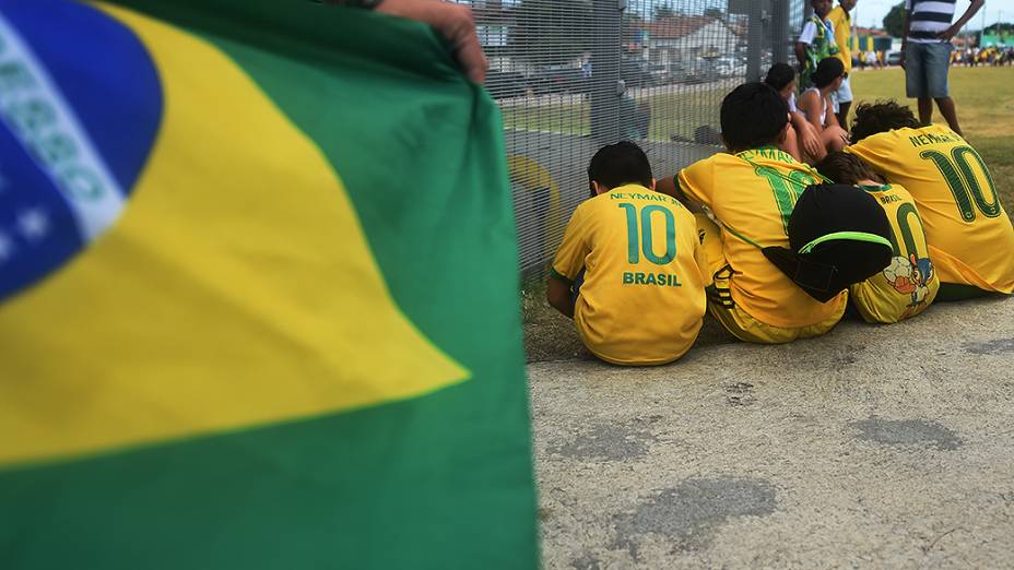 Crianças esperam pela chegada da seleção brasileira no Castelão, em Fortaleza
