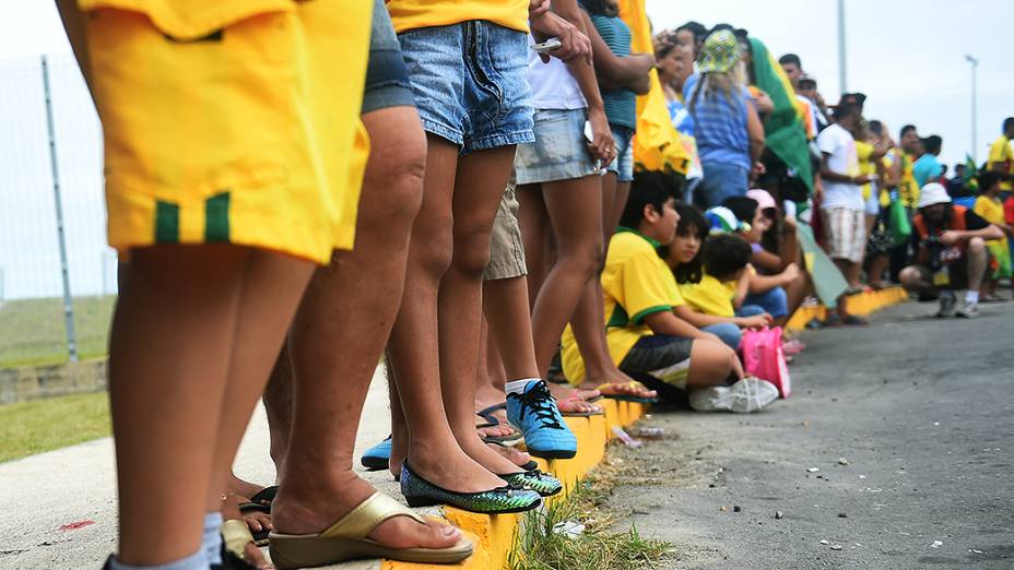 Torcedores aguardam pela chegada da seleção brasileira no Castelão, em Fortaleza