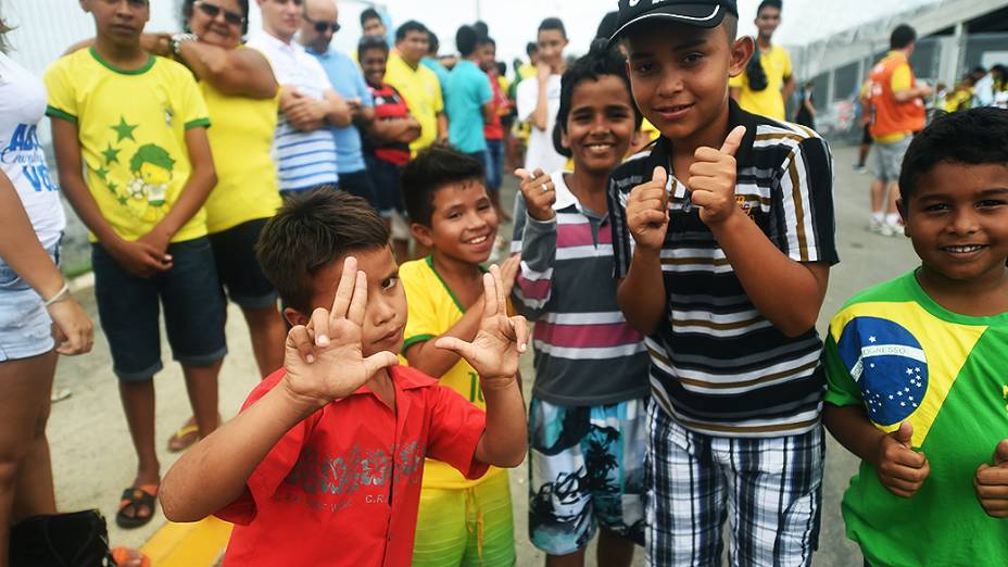 Crianças esperam pela chegada da seleção brasileira no Castelão, em Fortaleza