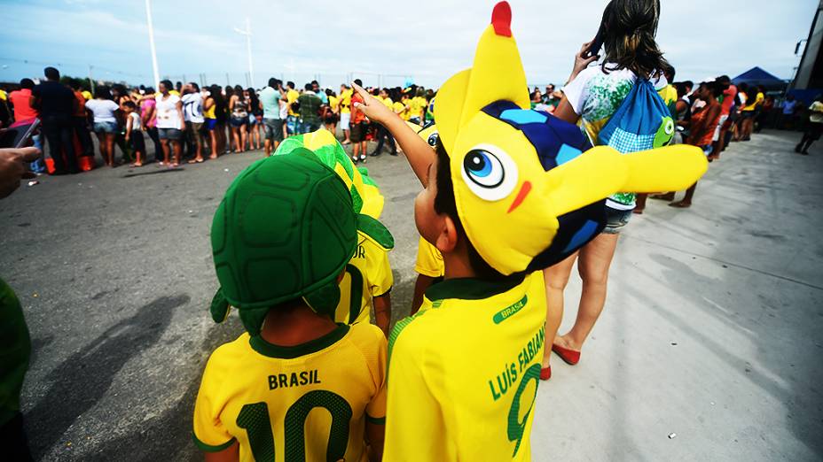 Crianças esperam pela chegada da seleção brasileira no Castelão, em Fortaleza