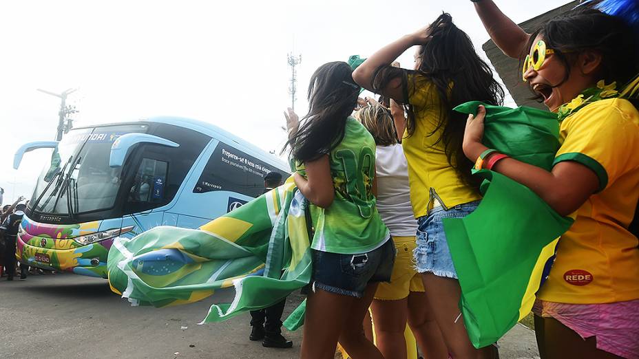 Crianças vibram com a chegada da seleção brasileira no Castelão, em Fortaleza