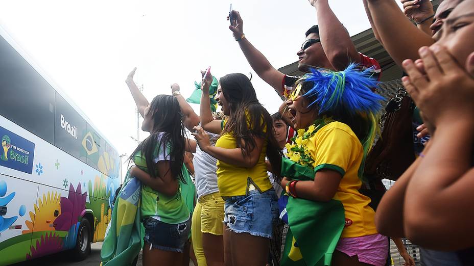 Crianças vibram com a chegada da seleção brasileira no Castelão, em Fortaleza