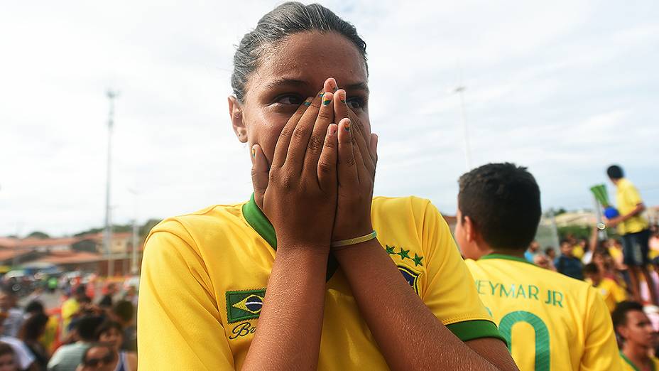 Torcedora se emociona com a chegada da seleção brasileira no Castelão, em Fortaleza