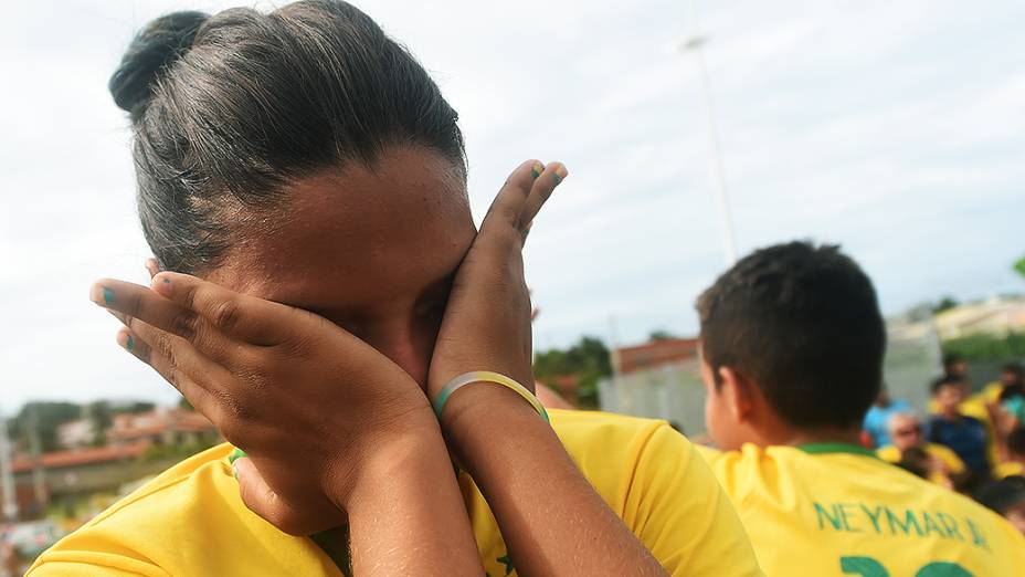 Torcedora se emociona com a chegada da seleção brasileira no Castelão, em Fortaleza