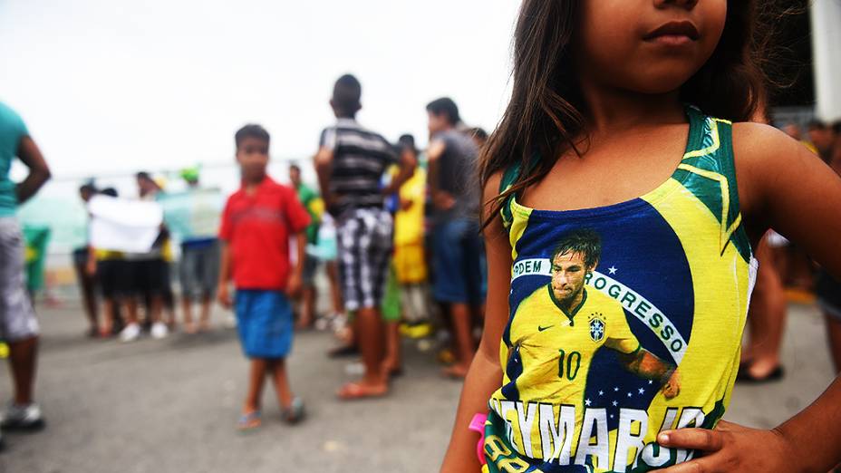 Menina veste uma camiseta com a estampa de Neymar