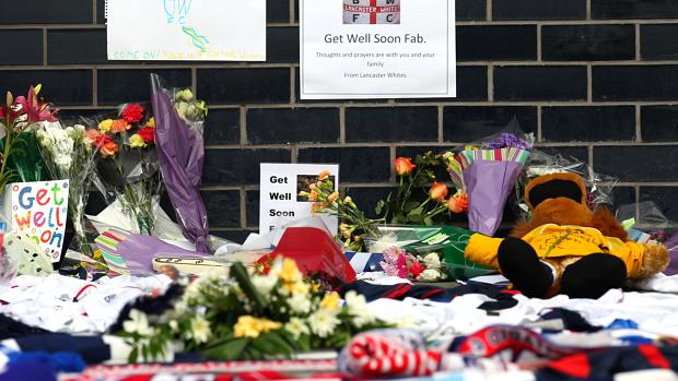 Torcedores homenagearam o jogador Fabrice Muamba na entrada do Reebok Stadium, na Inglaterra