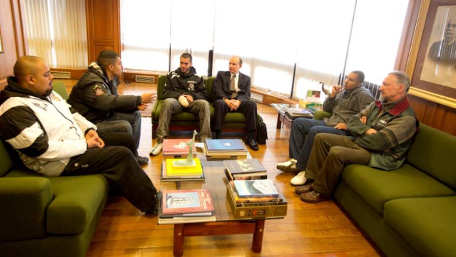 Torcedores soltos são recebidos na embaixada do Brasil na Bolívia