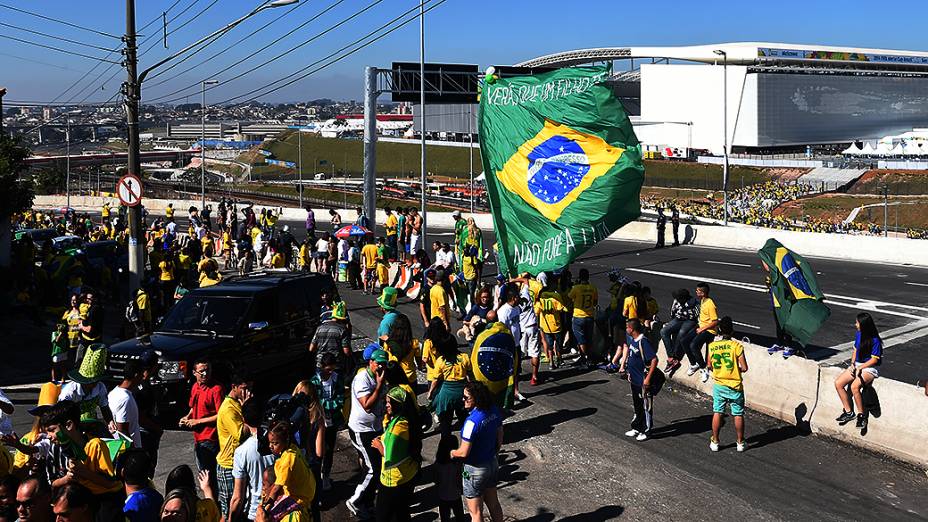 Torcedores chegam para a abertura da Copa no Itaquerão, em São Paulo