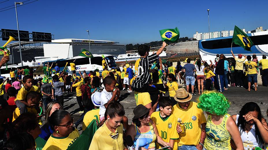 Torcedores chegam para a abertura da Copa no Itaquerão, em São Paulo