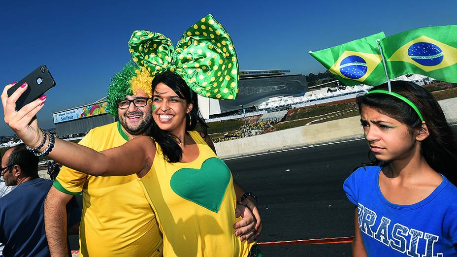 Torcedores chegam para a abertura da Copa no Itaquerão, em São Paulo