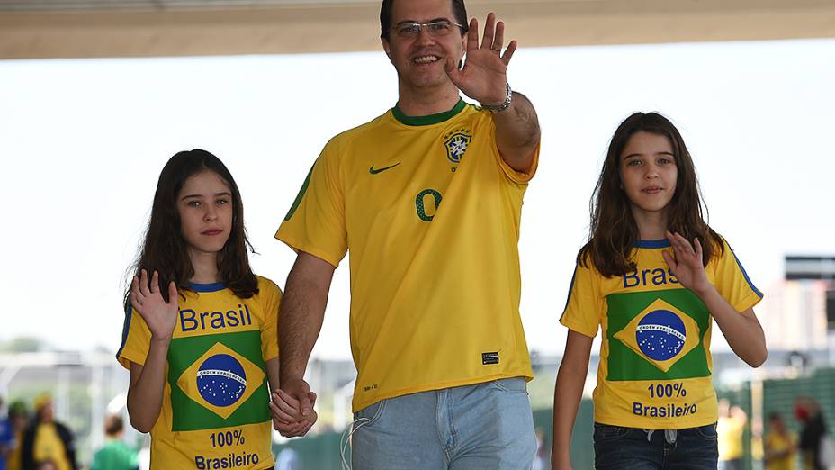 Torcedores chegam para a abertura da Copa no Itaquerão, em São Paulo