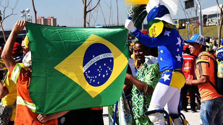 Torcedores exibem bandeira do Brasil em frente ao Itaquerão, em São Paulo