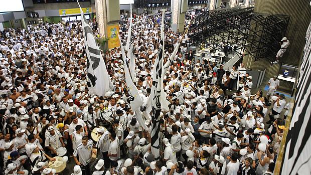 Torcida apoia o time do Santos no embarque para o Mundial de Clubes da Fifa