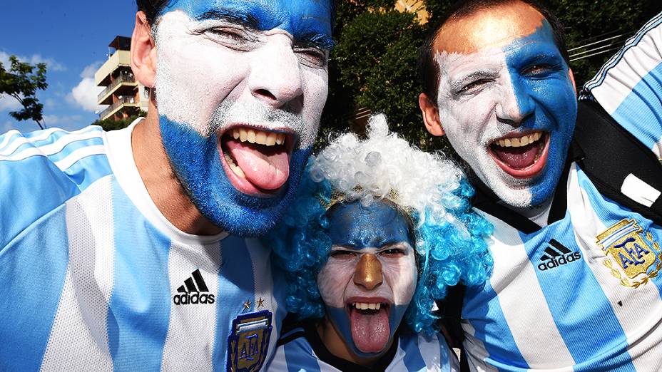 Torcedores argentinos chegam no Maracanã para a final da Copa contra a Alemanha, no Rio