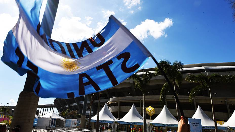 Torcedores argentinos chegam no Maracanã para a final da Copa contra a Alemanha, no Rio