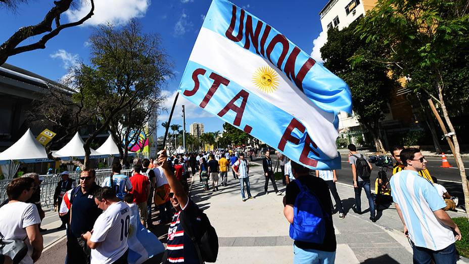 Torcedores argentinos chegam no Maracanã para a final da Copa contra a Alemanha, no Rio