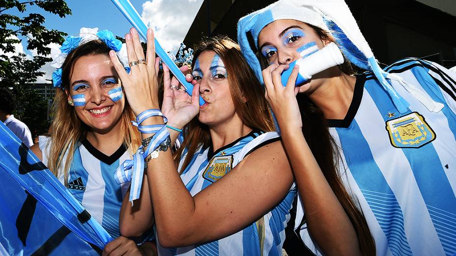 Torcedoras da Argentina chegam no Maracanã para a final da Copa contra a Alemanha, no Rio