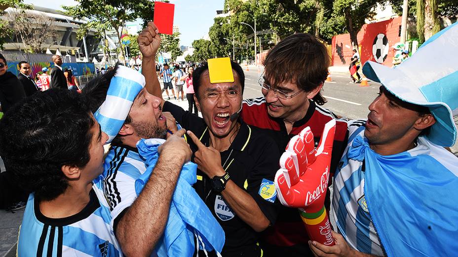 Torcida chega no Maracanã para a final da Copa entre Alemanha e Argentina, no Rio