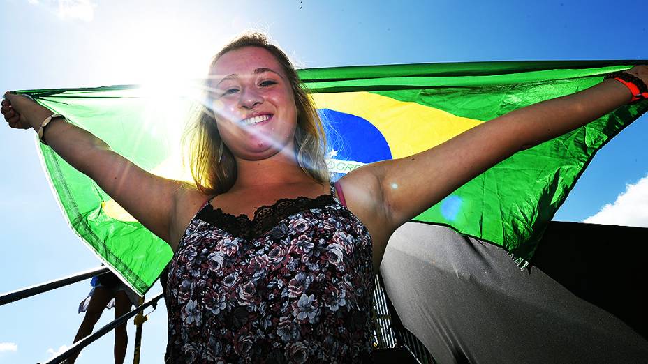 Torcedora segura uma bandeira do Brasil antes da final da Copa no Maracanã, no Rio