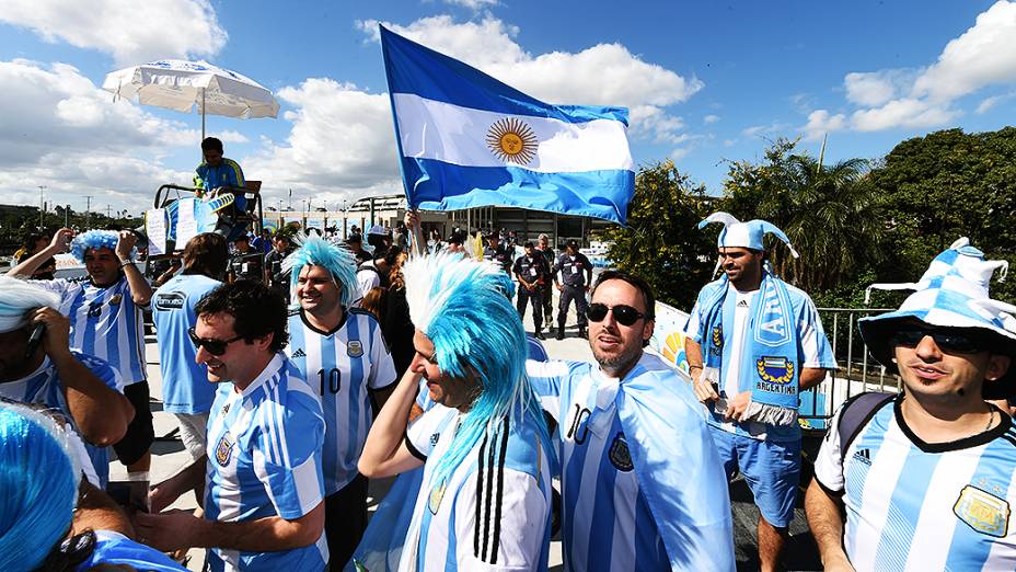 Torcedores argentinos chegam no Maracanã para a final da Copa contra a Alemanha, no Rio