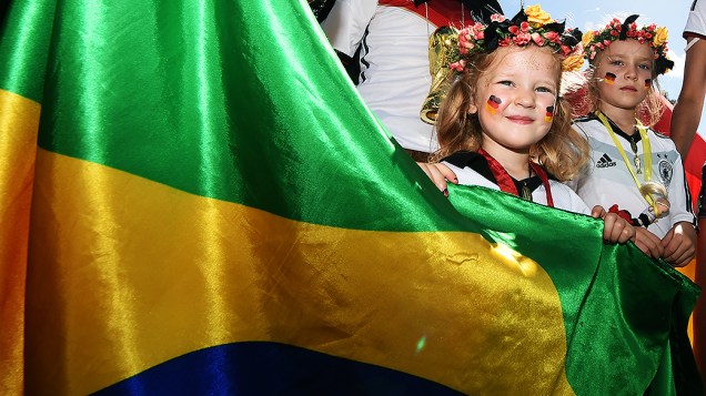 Torcedores da Alemanha seguram uma bandeira do Brasil antes da final da Copa contra a Argentina, no Rio
