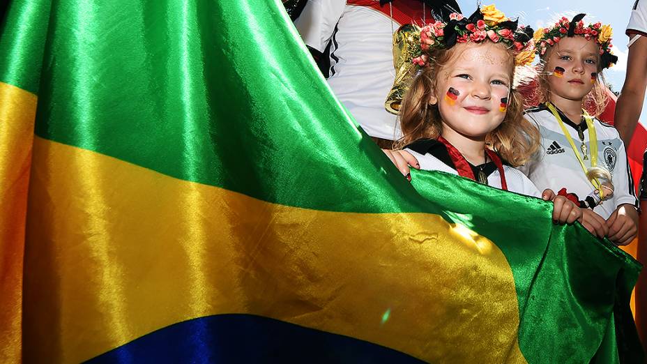 Torcedores da Alemanha seguram uma bandeira do Brasil antes da final da Copa contra a Argentina, no Rio