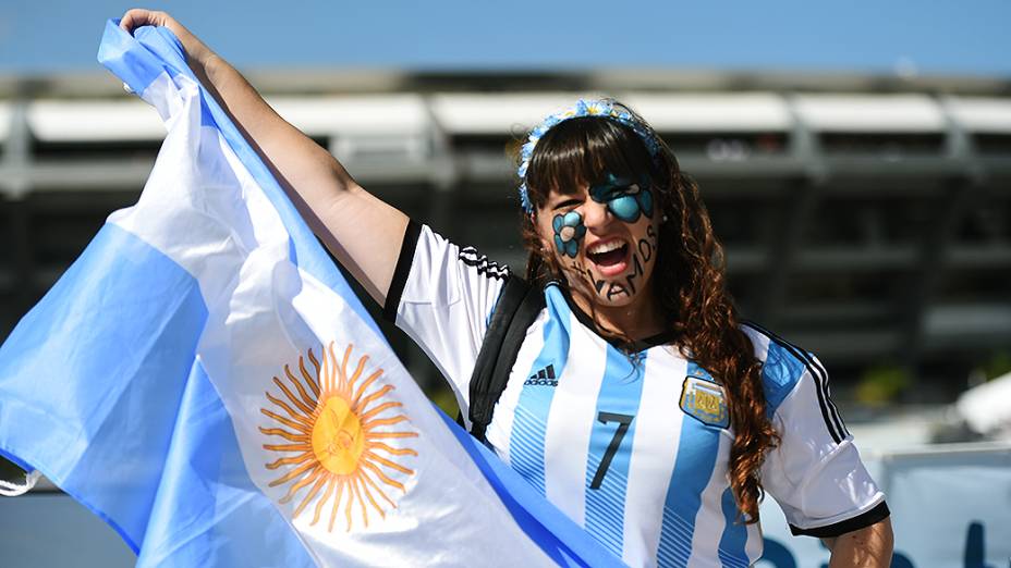 Torcedora argentina chega no Maracanã para a final da Copa contra a Alemanha, no Rio