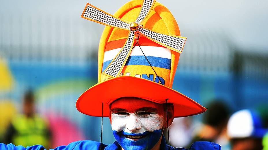 Torcedor da Holanda usa um chapéu com cata-vento para o jogo contra a Argentina no Itaquerão, em São Paulo