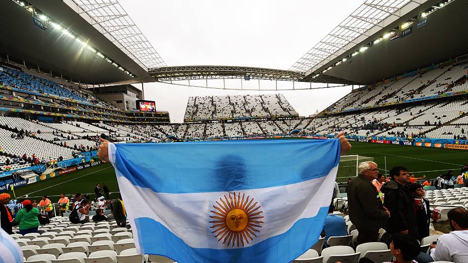 Torcedor segura a bandeira da Argentina antes do jogo contra a Holanda no Itaquerão, em São Paulo