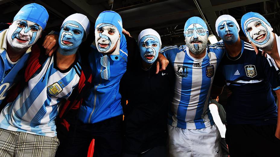 Torcedores da Argentina posam para foto antes do jogo contra a Holanda no Itaquerão, em São Paulo