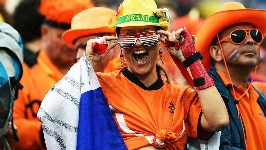 Torcedora da Holanda aguarda o início do jogo contra a Argentina no Itaquerão, em São Paulo