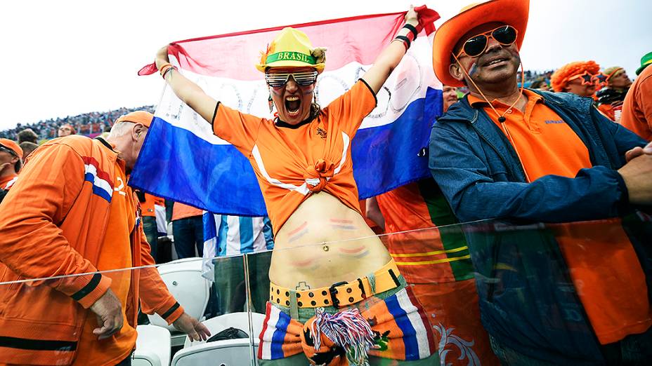 Torcedora da Holanda aguarda o início do jogo contra a Argentina no Itaquerão, em São Paulo