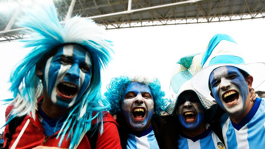 Torcedores da Argentina aguardam início do jogo contra a Holanda no Itaquerão, em São Paulo