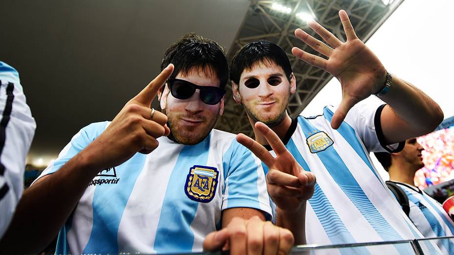 Torcedores da Argentina usam máscara de Messi antes do jogo contra a Holanda no Itaquerão, em São Paulo