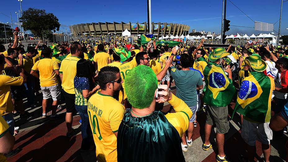 Torcedores antes da partida entre Brasil e Chile, em Belo Horizonte<br><br>