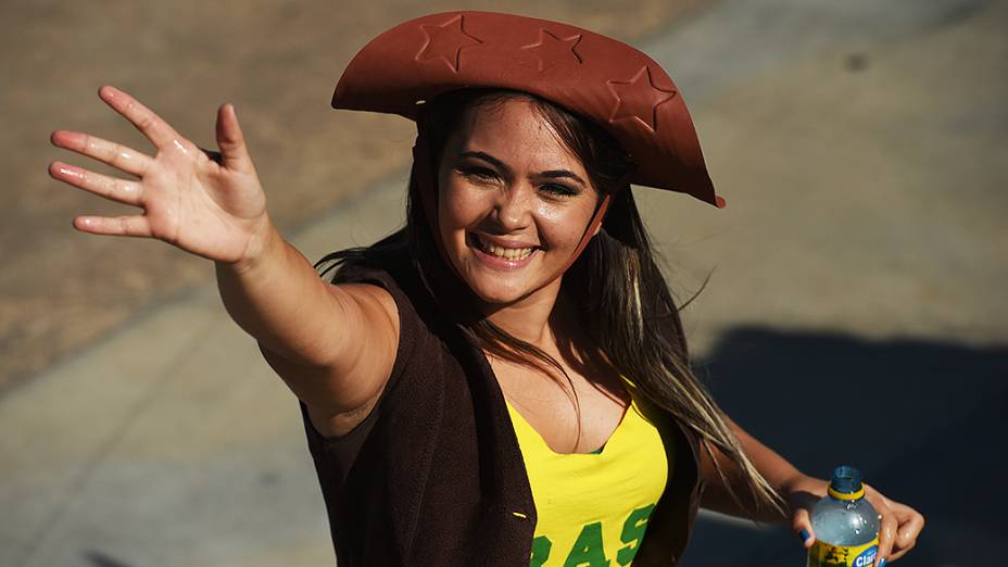 Torcedora do Brasil chega no Castelão para o jogo contra a Colômbia, em Fortaleza