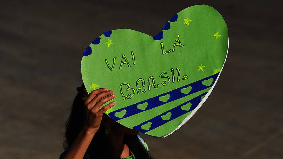 Torcedora segura placa antes do jogo entre Brasil e Colômbia no Castelão, em Fortaleza