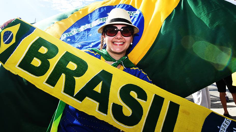 Torcedora do Brasil chega no Castelão para o jogo contra a Colômbia, em Fortaleza