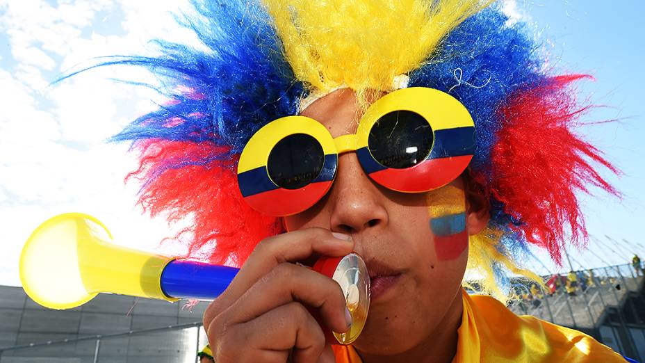 Torcedor da Colômbia chega para o jogo contra o Brasil no Castelão, em Fortaleza